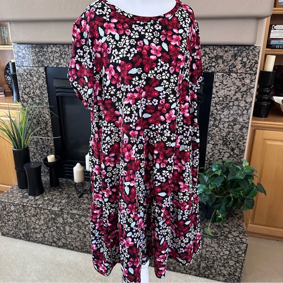 LuLaRoe Dresses & Skirts - LuLaRoe Ariel Three Tiered Floral Dress with Pockets oversized XL fits like 2XL